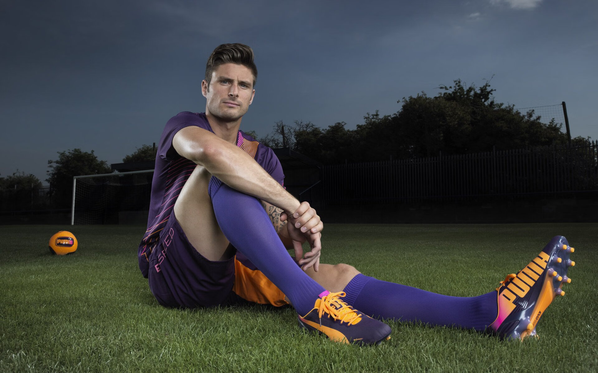 皇家马德里与巴塞罗那上演西甲巅峰对决，维尼修斯梅开二度助球队登顶